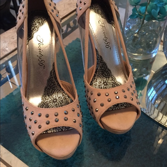 Stud heels - Picture 2 of 2